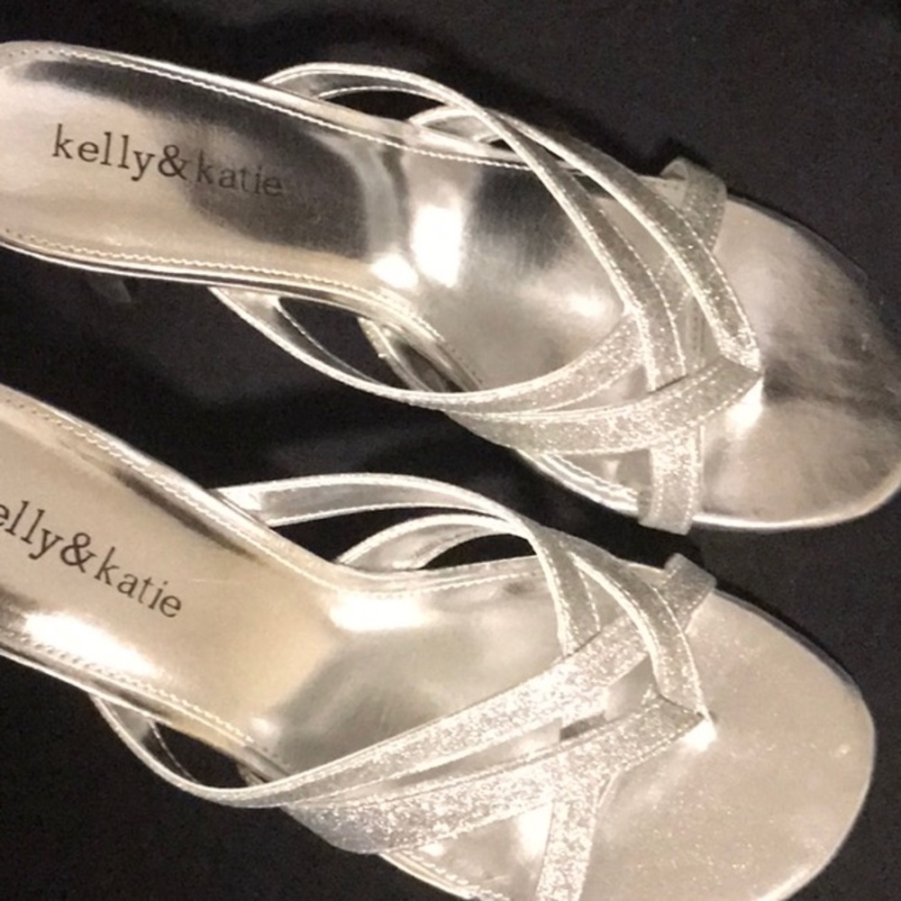 KELLY & KATIE SILVER GLITTER THONG 2” HEELS 7 1/2 M